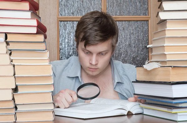 Man between books — Stock Photo, Image