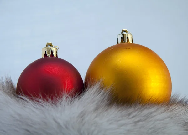 Kerstmis bal rusten op witte vacht — Stockfoto