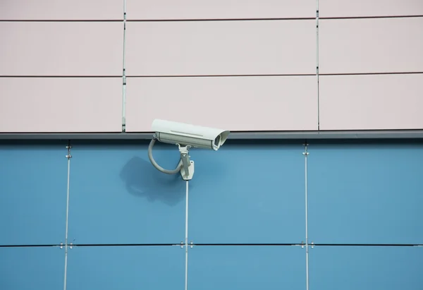Beveiligingscamera op een muur — Stockfoto