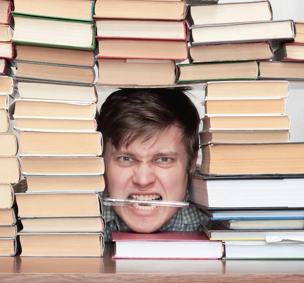 Homem entre livros — Fotografia de Stock