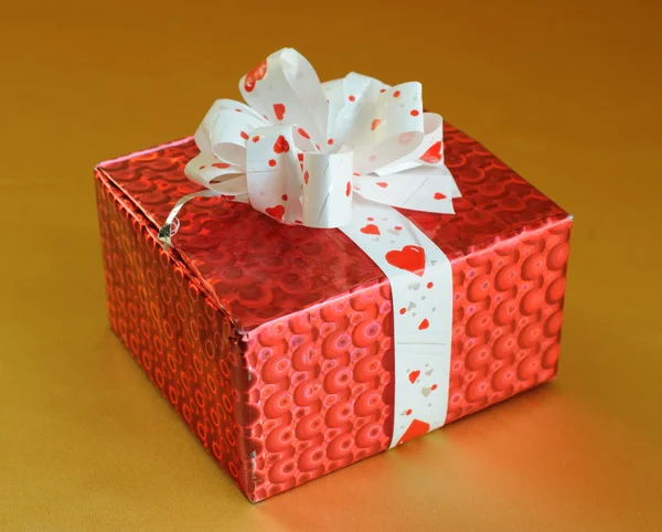 Red Gift box with white ribbon — Stock Photo, Image