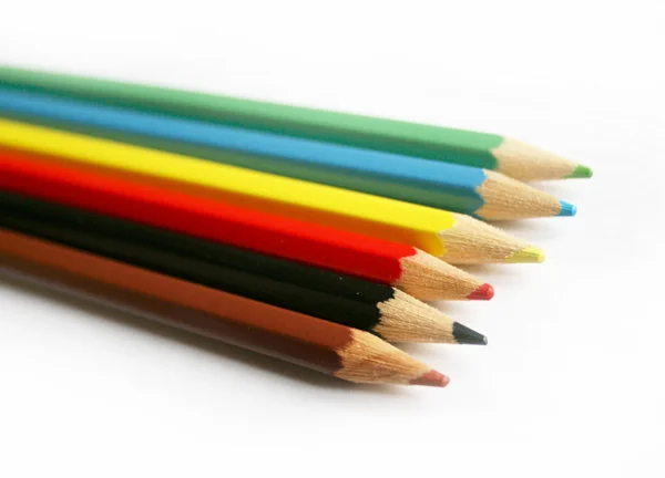 Regenbogenfarbene Buntstifte auf Weiß isoliert — Stockfoto