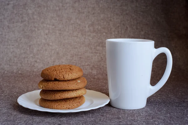 Haferflockenkekse und Tee — Stockfoto