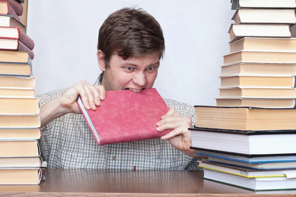 Verrückter Student nagt an rotem Buch — Stockfoto