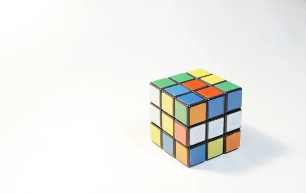 Cubo rubik sobre un fondo blanco — Foto de Stock