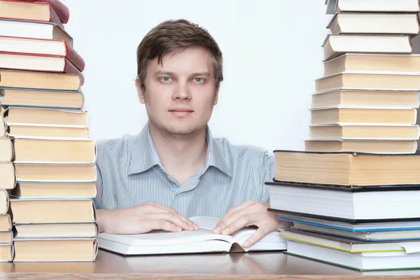 Hombre pensante entre libros — Foto de Stock