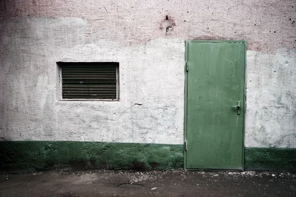 Weathered wall with green door — Stock Photo, Image