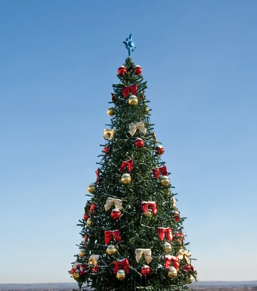 Kerstboom op hemelachtergrond — Stockfoto