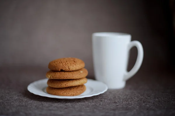 Oatmeal cookies and tea — Stock Photo, Image