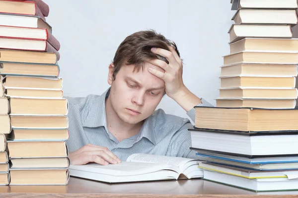 Man tussen boeken — Stockfoto