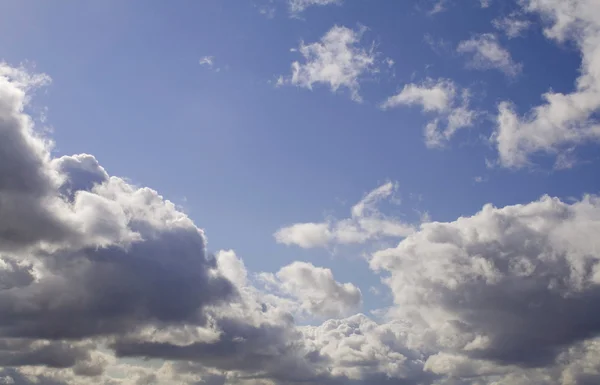 De blauwe lucht en wolken — Stockfoto