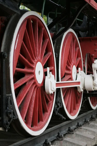 Räder der roten Lokomotive — Stockfoto