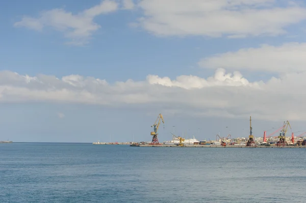 Grúas viejas en un puerto — Foto de Stock