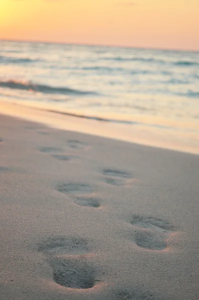 Spiaggia, onde e passi — Foto Stock