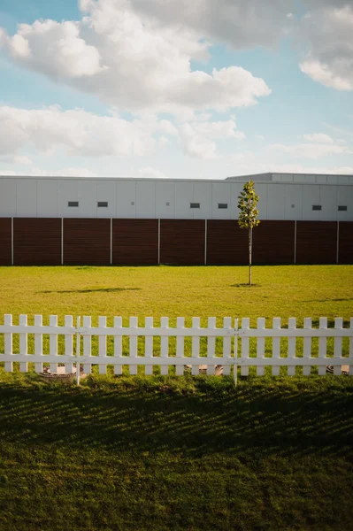 Avrupa süpermarket yakınındaki ahşap çit
