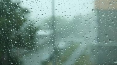 Camdaki Su Damlaları 'nın yakın çekimi. Şiddetli yaz yağmurunda damlalar yuvarlanır. Şiddetli Rüzgâr Fırtınası. 4K.