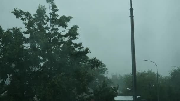 Silna Burza Piorunami Porywy Wiatru Kołysząca Się Latarnia Lingering Deszcz — Wideo stockowe