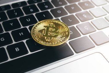 Bilgisayar klavyesindeki bitcoin 'in yakın plan görüntüsü