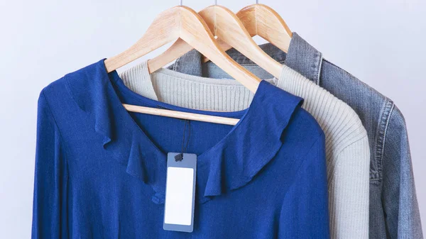 Vrouwen Kleding Opknoping Houten Hangers Winkel — Stockfoto