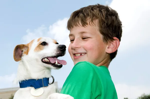 Jongen met hond — Stockfoto