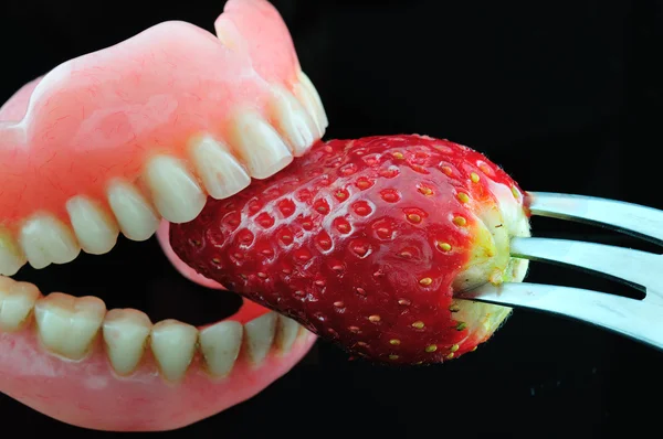 イチゴと歯 — ストック写真