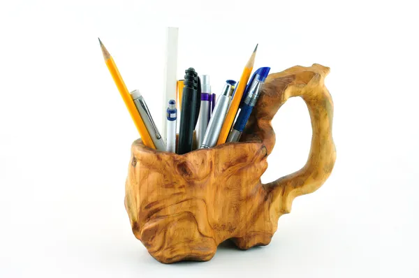 Tazza in legno intagliato con matite — Foto Stock