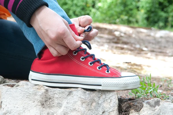 kırmızı spor ayakkabılar