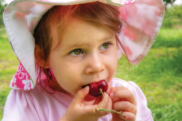 kız ile bir tatlı kiraz