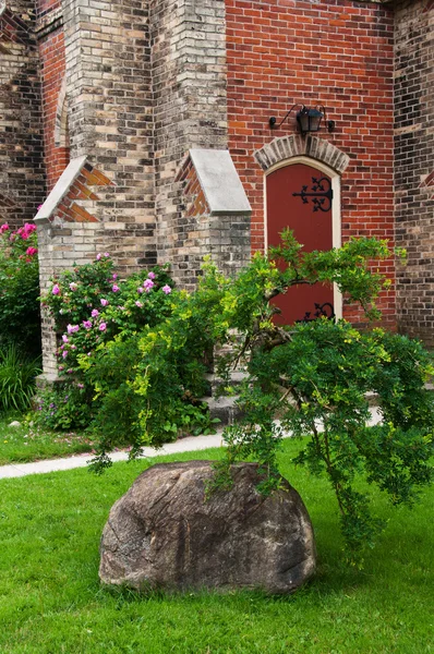 Grote boulder in de buurt van de kerk — Stockfoto