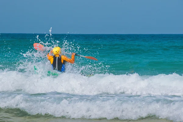 bir kayık içinde dalgalar