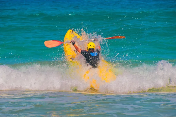 Saltare il kayak attraverso l'onda — Foto Stock