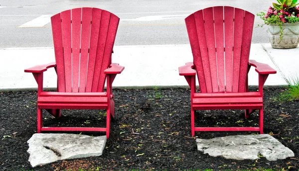 Два красных стула — стоковое фото