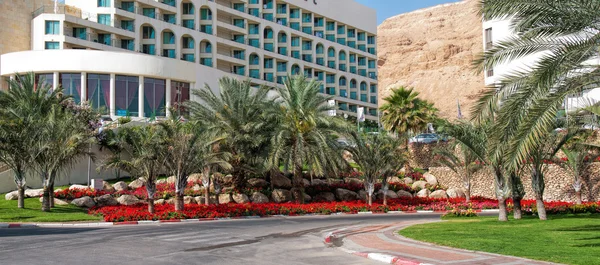 otelin girişinde sardunyalar