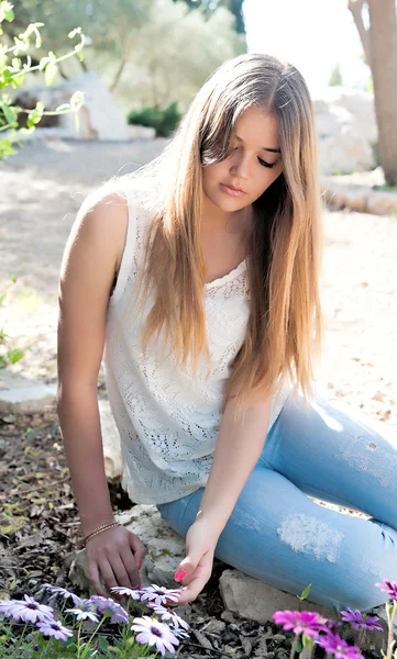 Girl sat down near flower — Stock Photo, Image