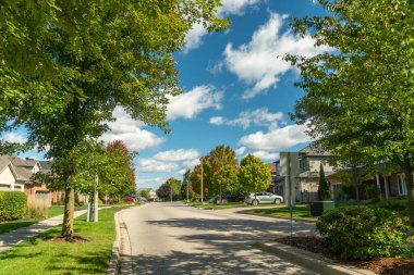 Hafta sonları, güzel sonbahar bulutlarıyla mavi gökyüzünün altında ulaşımsız bir yol.
