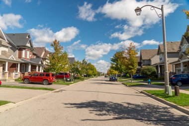 Hafta sonları, güzel sonbahar bulutlarıyla mavi gökyüzünün altında ulaşımsız bir yol.