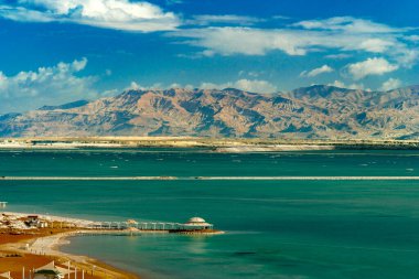 Ürdün 'ün yüksek dağlarına karşı bulutlu bir günde Ölü Deniz' in bir parçası