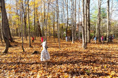 Bir akçaağaç koruluğundaki anaokulu koronavirüse karşı maske takıyor.