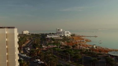 Çölde, Ölü Deniz 'in yanında Kudüs' ten Eilat 'a giden bir yol var.