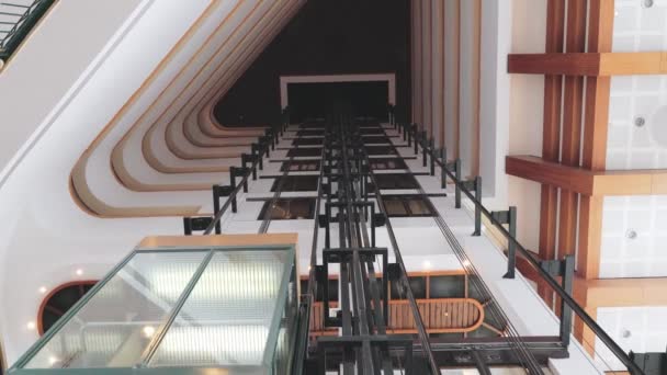 エレベーター車は地上階から上昇し ホテルの最上階に行きます — ストック動画