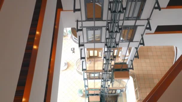 Два Ліфти Піднімаються Першого Поверху Йдуть Верхній Поверх Готелю — стокове відео