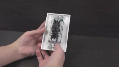 Duvardaki bağlantı kutusuna yerleştirmeden önce elektrik prizini kontrol ediyorum.