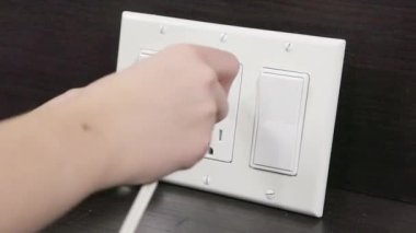 Elektrik prizini kontrol ediyorum. Duvardaki bağlantı kutusuna yerleştirmeden önce prize bağlıyorum.