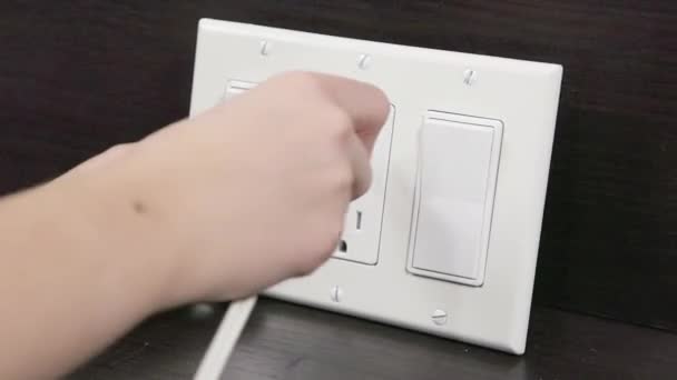壁のジャンクションボックスに設置する前に電気プラグを接続するコンセントの確認 — ストック動画