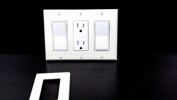 插座或开关的两个开关 一个插座和三个独立的白色装饰塑料盖 — 图库视频影像