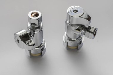 İki farklı su çıkışında krom kaplama musluklar ve dekoratif bir kapağı var. 