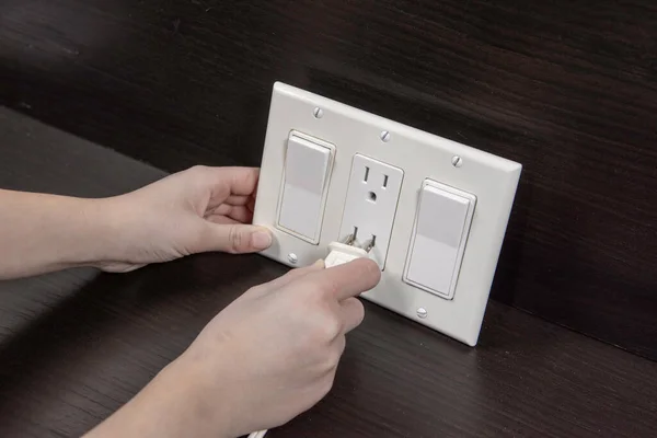 在将电源插头安装在墙上的接线盒之前检查连接电源插头的电源插座 — 图库照片