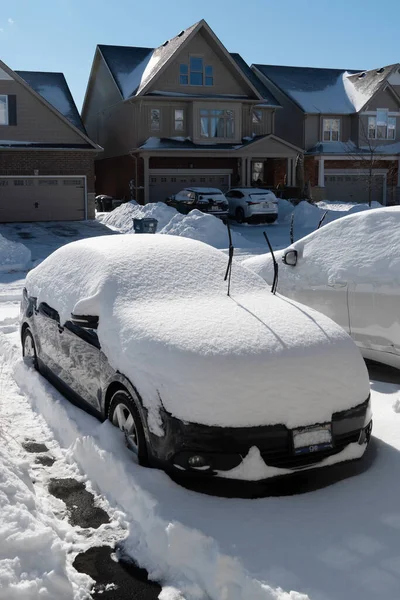 Bahardan Altı Önce Yine Kar Yağdı Caddeye Park Edilmiş Arabaları — Stok fotoğraf