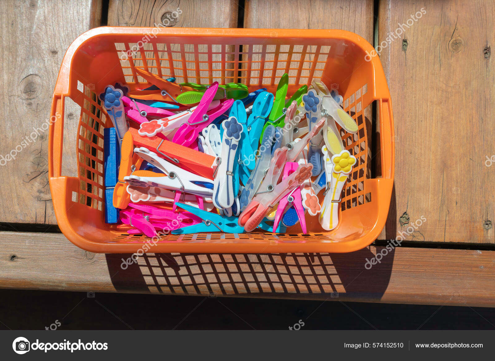 Multi Color Pinzas Ropa Encuentran Una Cesta Plástico Piso Madera:  fotografía de stock © ben44 #574152510
