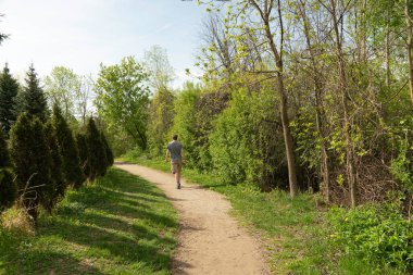 Ilık bir bahar günü şortlu bir adam sabah gezintisi için parka gitti..
